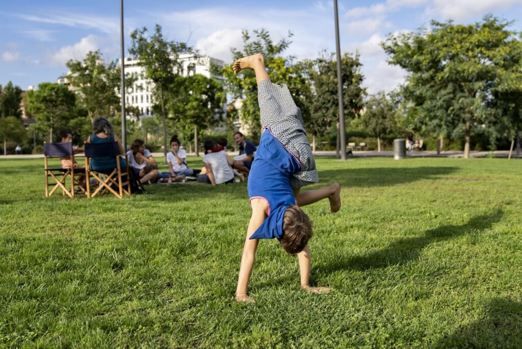 Nino jugando en parque